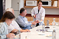 Kathleen Savard, de Cintech agroalimentaire, remet à André Piché, propriétaire du magasin de fromages Maître Corbeau, une portion d’un des fromages qui s’est taillé une place parmi les finalistes. Est-il en train d’observer le meilleur fromage du Québec? La réponse le 2 novembre 2022.