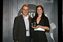 La représentante de la Fromagerie Missika reçoit son trophée des mains de M. Alain Brassard, copropriétaire de la Ferme Brassard & Fils Inc. à Plessisville, 2e vice-président des Producteurs de lait du Québec et partenaire financier du concours.