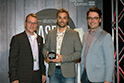 Les représentants de la laiterie Charlevoix reçoivent son trophée des mains de M. Alain Brassard, copropriétaire de la Ferme Brassard & Fils Inc. à Plessisville, 2e vice-président des Producteurs de lait du Québec et partenaire financier du concours.